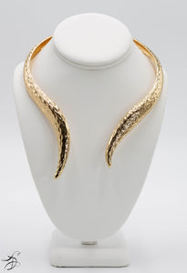 GOLD CURVED CHOKER WITH A SNAKELIKE DECOR FINISH